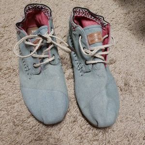 TOMS lace up embroidered shoes